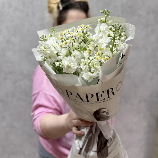 Букет комплимент из белых маттиол и ромашек «Paper»