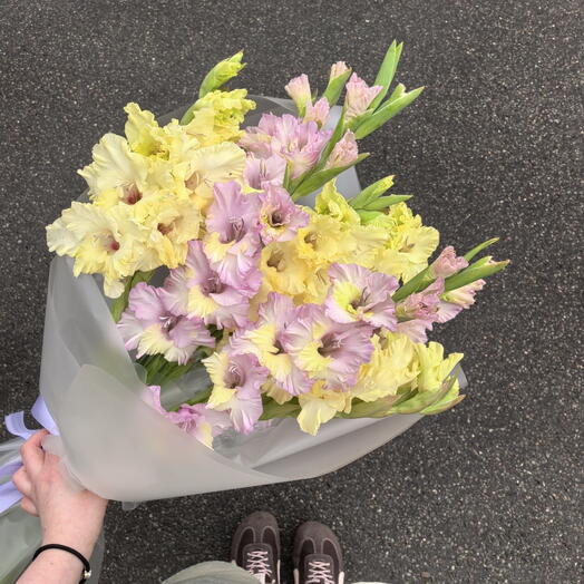 Нежные желтые и сиреневые гладиолусы букет 💛