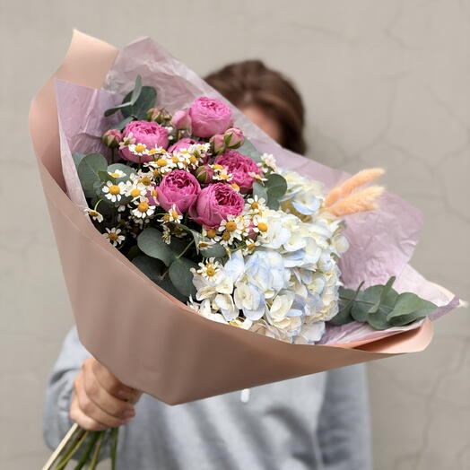 Букет из ГОРТЕНЗИИ , КУСТОВОЙ ПИОНОВИДНОЙ РОЗЫ И РОМАШЕК С ЭВКАЛИПТОМ