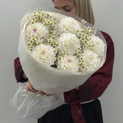 Белые георгины и ромашки