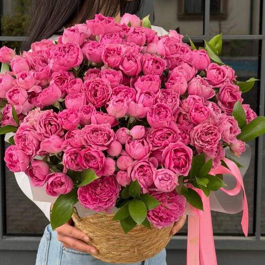 Корзина из 55 кустовых пионовидных роз