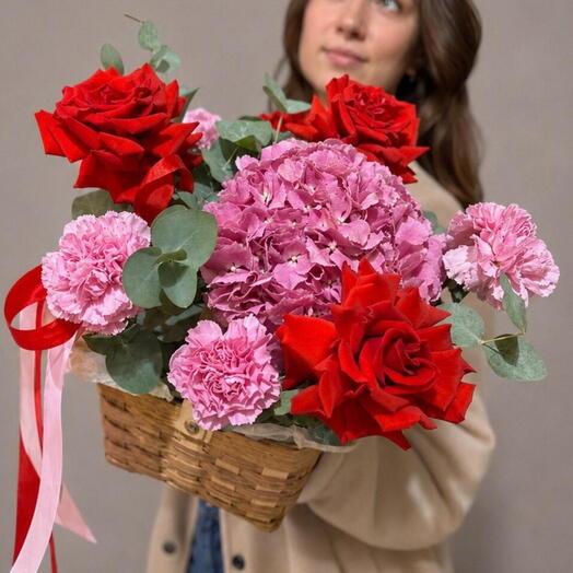 Корзина с французскими розами и гортензией