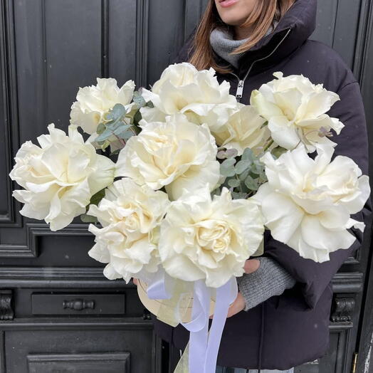 Белоснежные французские розы в шляпной коробке