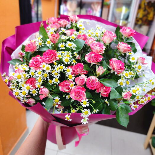 Букет кустовых роз и ромашек