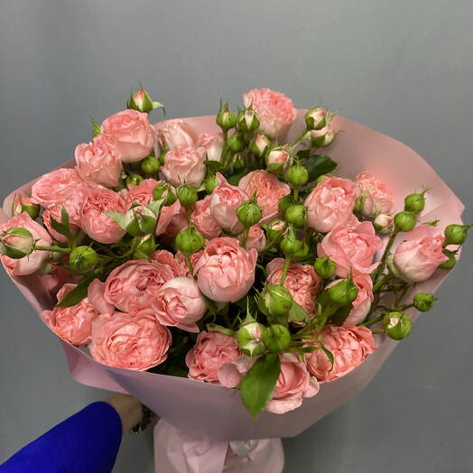 Букет розовых кустовых роз