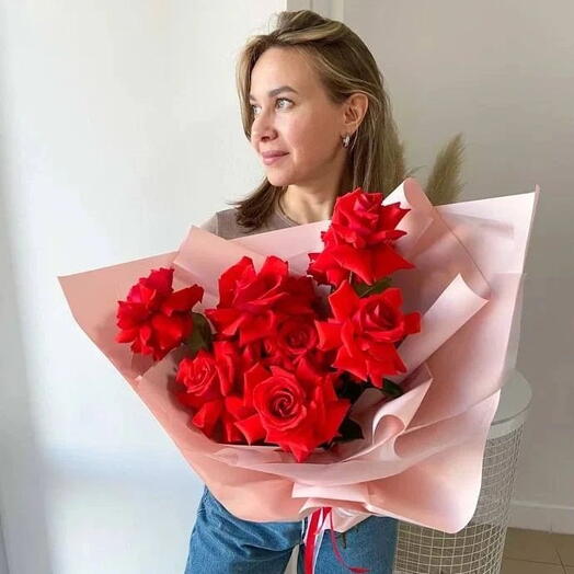 Букет алых роз