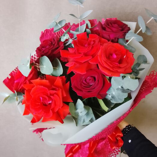 Розы алые с Эвкалиптом в авторской упаковке ️🌹