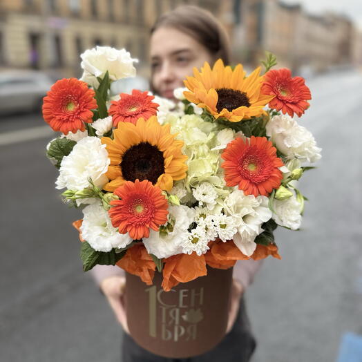 Композиция с подсолнухами,гермини,эустомой и гортензией в шляпной коробке «1Сентября»