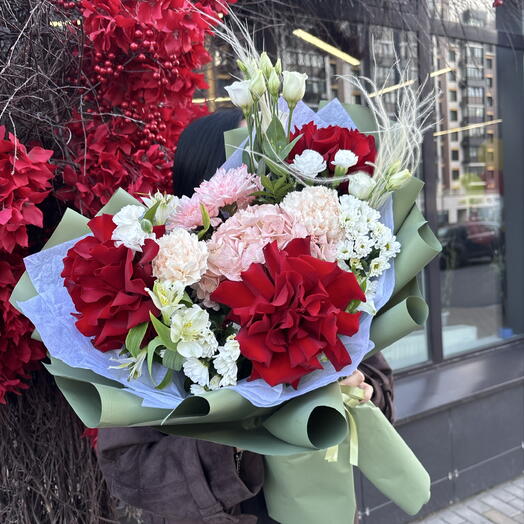 Яркое сочетание красного и зеленого🌹🌿