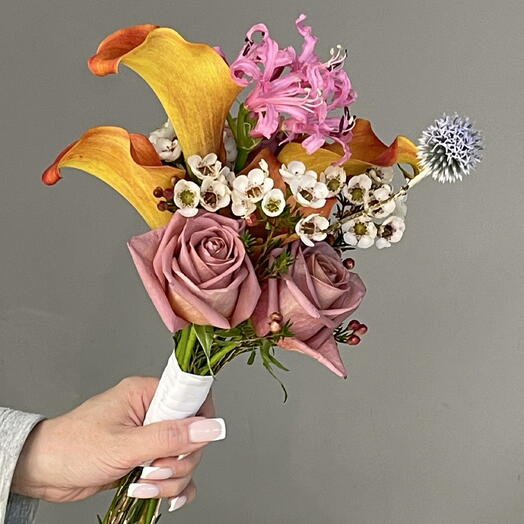 WEDDING BRIGHT дофаминовый букет невесты с каллами, кофейными розами и хамелациумом