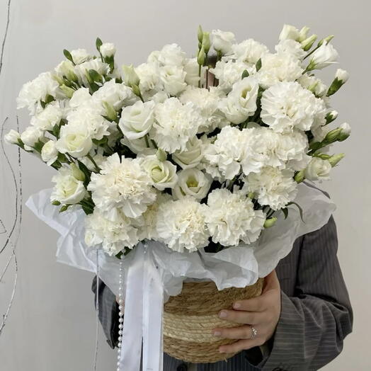 Корзина с диантусами и эустомой