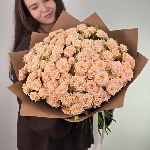 Великолепный букет из 31 ветки кустовой кремовой розы Таня
