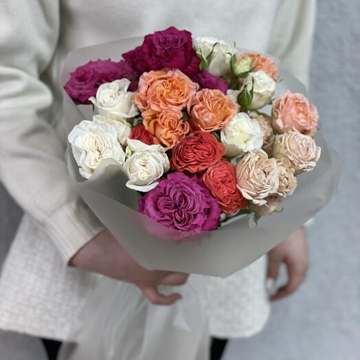 Букет из 7 кустовых роз микс в оформлении 💐