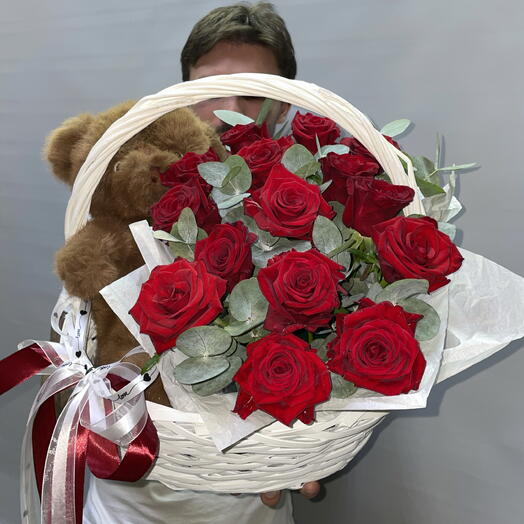 Корзина из 15 роз и плюшевого медведя