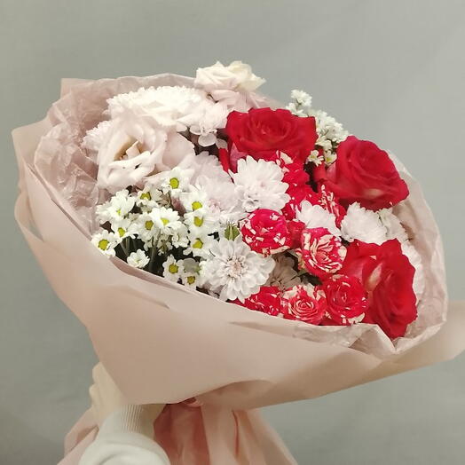 Нежный букет с розами и хризантемами