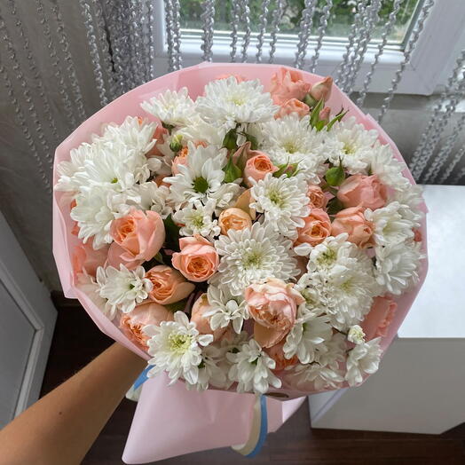 Букет Лиана из кустовых роз и хризантем