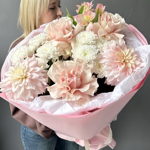 Сборный букет с георгинами и французскими розами «Расцветай»