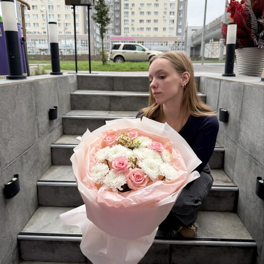 Букет из хризантем и роз