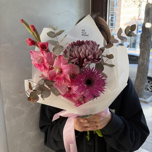 Букет «Яркие акценты» от XOFLOWERS