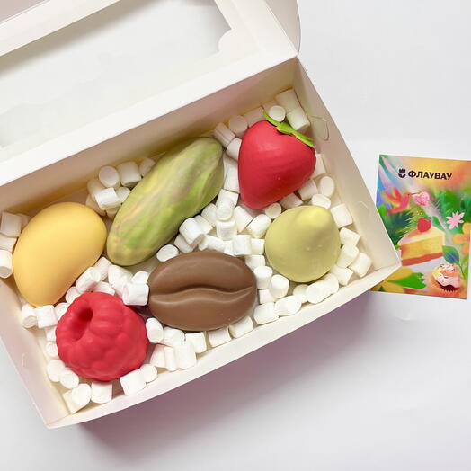 Корпусные пирожные «Манго, фисташка, клубника, малина, кофе и груша»