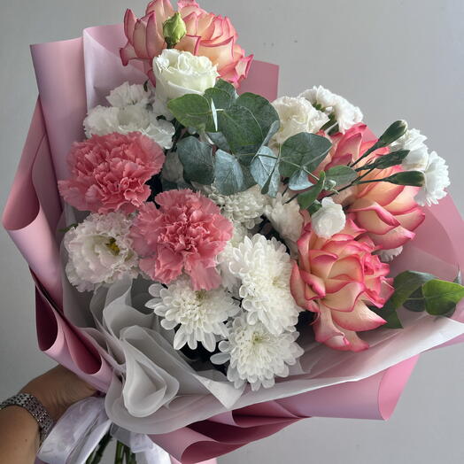 Букет с розой джумилия в розовом оформлении 💕