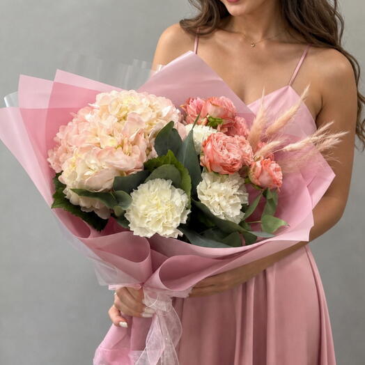 Delicate bouquet with Hydrangea and shrub Roses