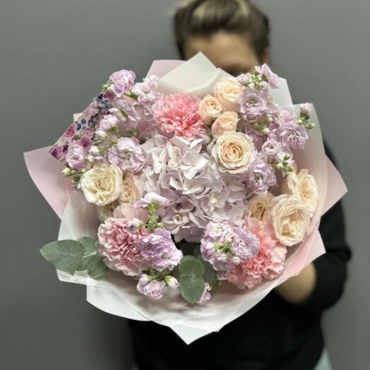Нежный букет с кустовыми розами, маттиолой и гортензией 💜