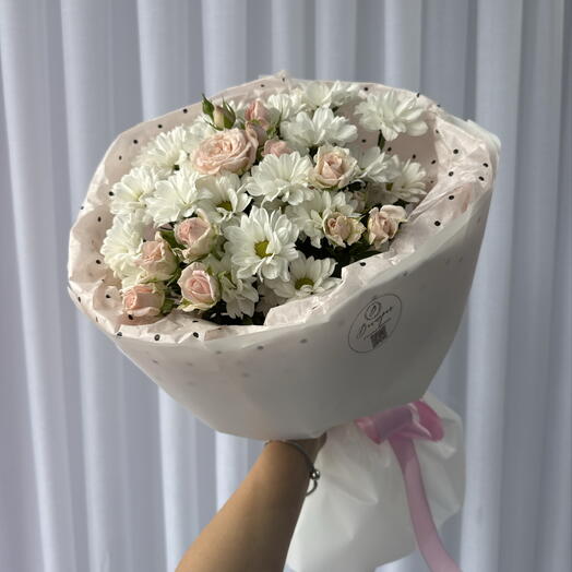 Нежный букет из ромашек и кустовых роз