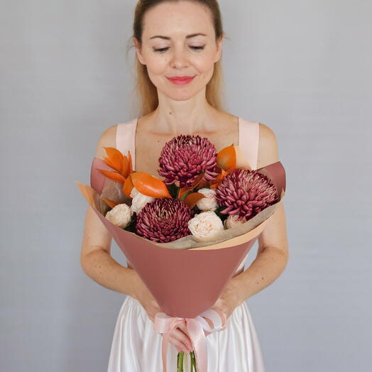 Готовый букет хризантемы бигуди, кустовые розы, рускус