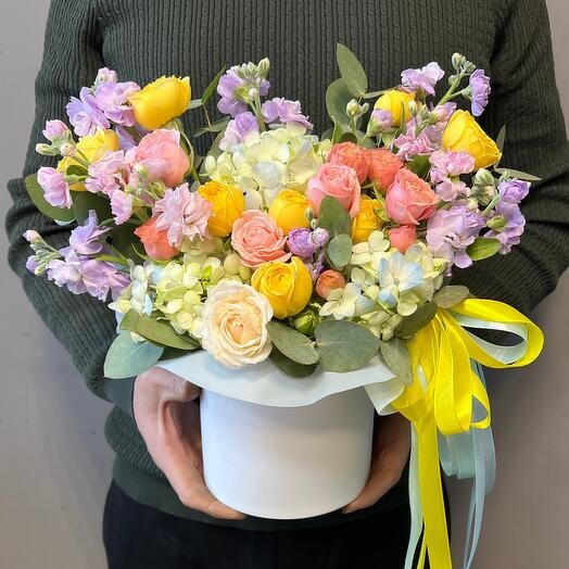 Композиция в шляпной коробке с пионовидными розами и гортензией 💝