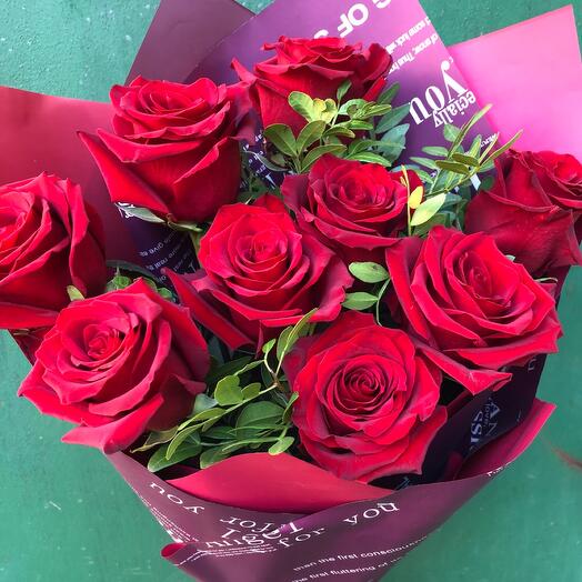 Ramo de rosas con vegetación