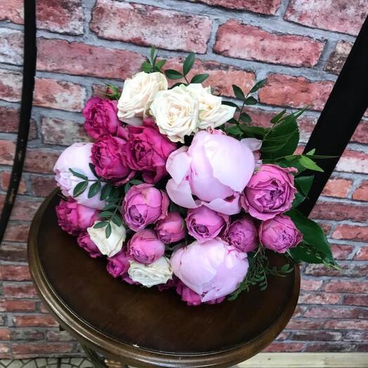 Ramo con peonías y rosas en forma de peonía