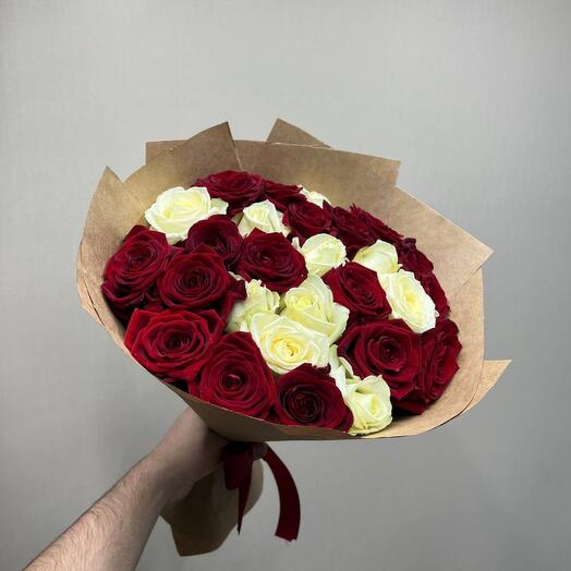 Ramo de rosas rojas y blancas