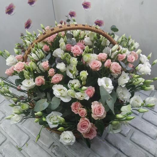 Корзина с цветами эустома и кустовая роза