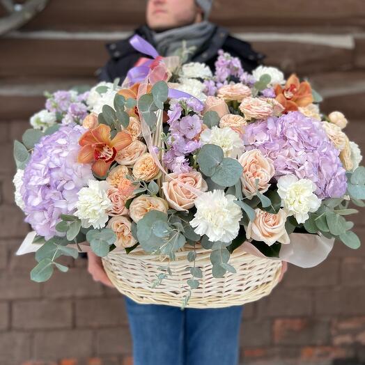 Корзина с пионовидными розами, гортензиями, орхидеями диантусами, кустовыми пионовидными розами и эвкалиптом
