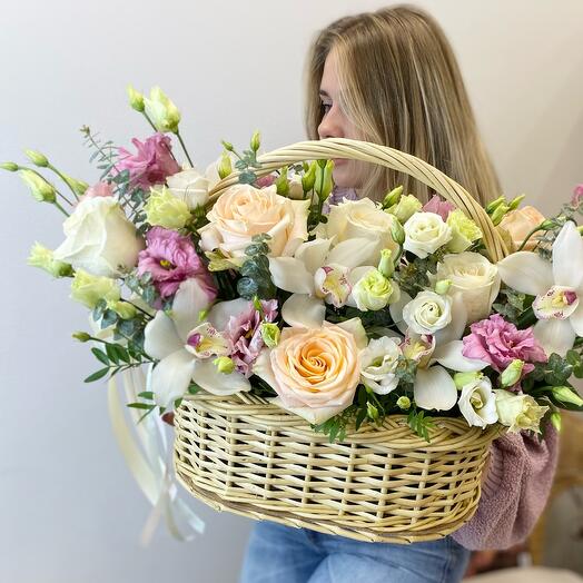 Enorme cesta con flores frescas