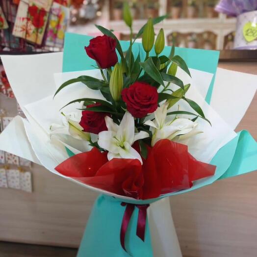 Bouquet of lilies and roses