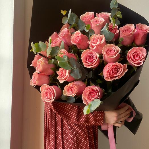 Розовые розы 25 шт с эвкалиптом