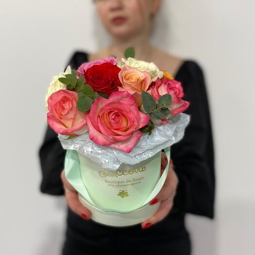 Hatbox of 11 multicolored roses
