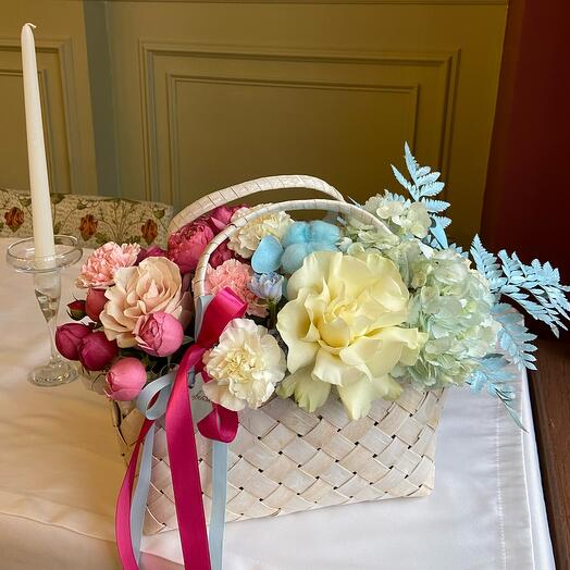 Cesta de degradado con rosas y hortensias