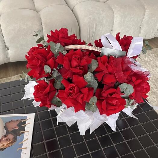 Cesta con estilo con rosas caladas