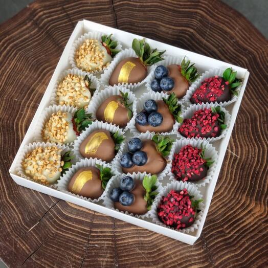 Set of strawberries in Belgian chocolate 16 pcs