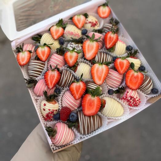 XXL chocolate covered strawberry set