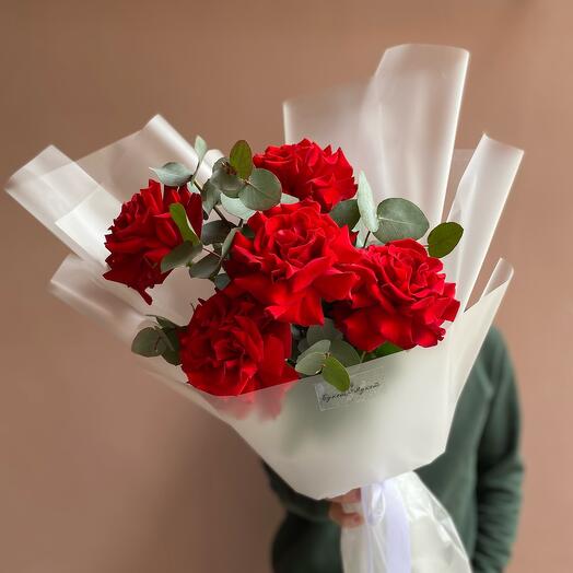 Ramo de rosas rojas "puesta de sol Escarlata" (rosas rojas francesas, eucalipto)
