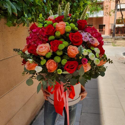 "Risas de Jardin "- Rosas con flores de la temporada en caja sombrerera