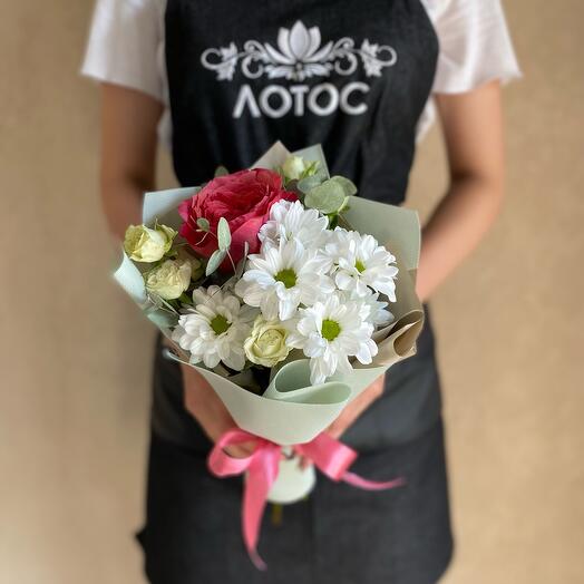 Букет-комплимент с хризантемой-ромашкой и розовой розой