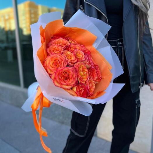 Букет из 17 оранжевых роз в фирменной упаковке