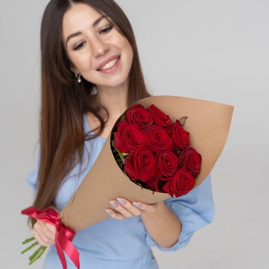 9 rosas en un paquete Kraft
