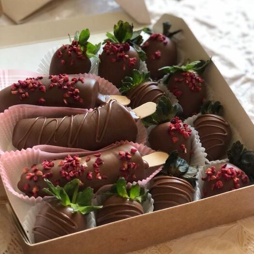 Микс клубники и бананов в шоколаде