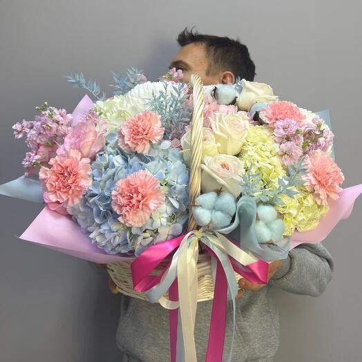 Cesta de flores (Hortensia, algodón, crisantemos, Ruscus, rosas en forma de peonía y Dianthus), (000300040001)